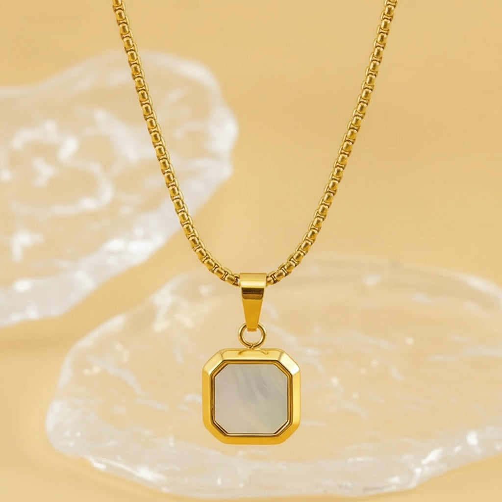 Personalizowany łańcuszek z wisiorkiem TAGGY - Złoty z białym kamieniem NFC