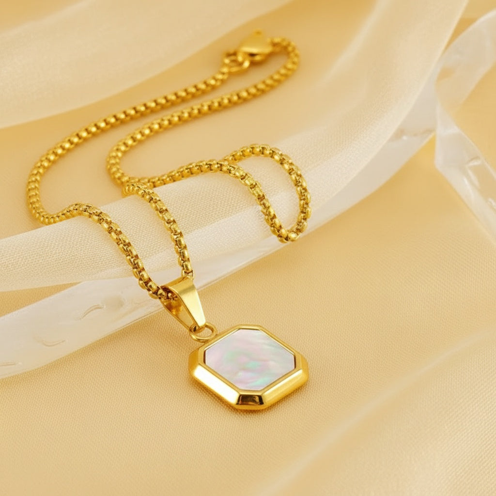 Personalizowany łańcuszek z wisiorkiem TAGGY - Złoty z białym kamieniem NFC