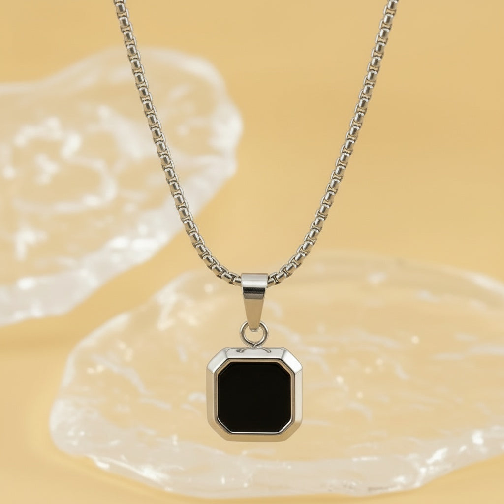 Personalizowany łańcuszek z wisiorkiem TAGGY - Srebrny z czarnym kamieniem NFC